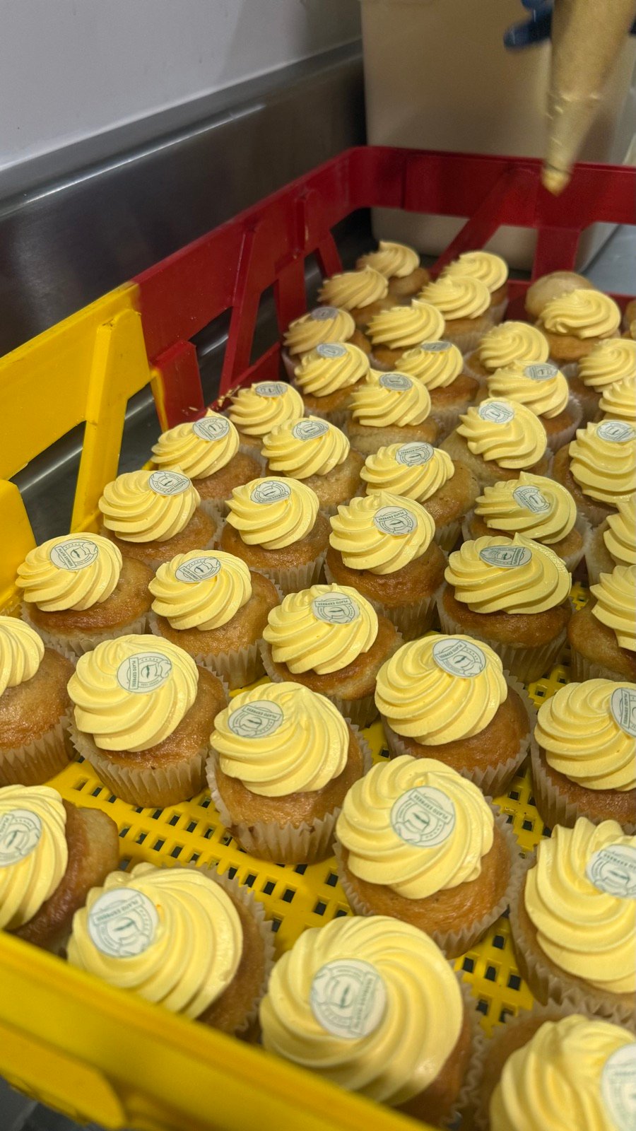 Producto final: Lote de cupcakes personalizados con logo corporativo, listos para entrega.